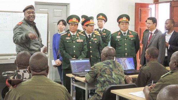 Mozambique, Vietnam enhance defence cooperation - ảnh 1
